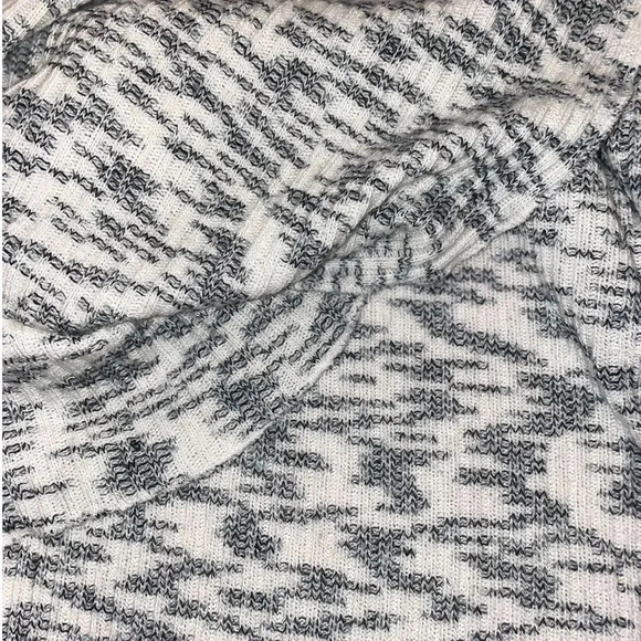 WOVEN HEART BY NORDSTROM OPEN FRONT KNIT WRAP LIGHT GREY AND WHITE O/S - Picture 4 of 9